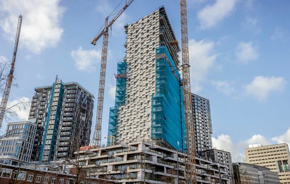 Hijskranen bij nieuwe gebouwen, Utrecht door Maarten Zeehandelaar (bron: Shutterstock.com)