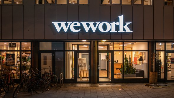 Werkplekken bij WeWork in Amsterdam door Matt Rakowski (bron: Shutterstock)