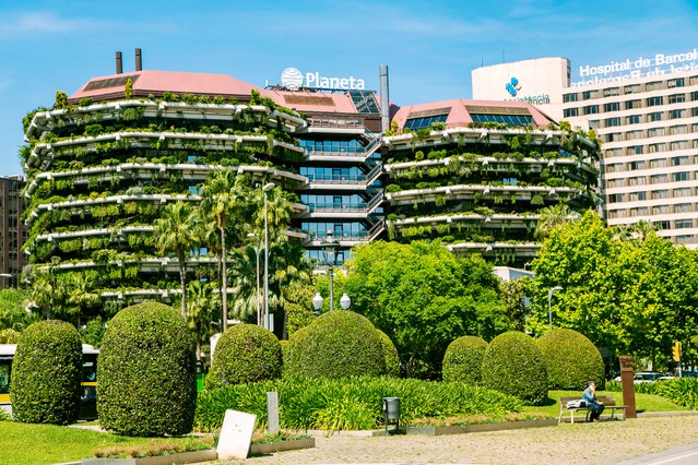 Een groen ecologisch gebouw in Barcelona, Spanje. door Tanya Keisha (bron: shutterstock)