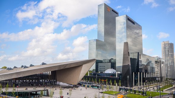 Downtown Rotterdam, de op een na grootste stad van Nederland met het verbeterde en moderne Centraal Station door Alexandre Rotenberg (bron: Shutterstock)