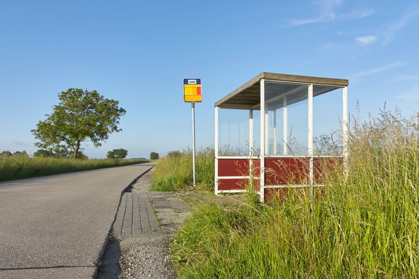 Busstop op het platteland door Harry Wedzinga (bron: Shutterstock)