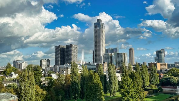 Skyline van Rotterdam door oliverdelahaye (bron: Shutterstock)