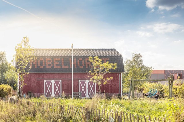 De oprichting van buurtschappen in combinatie met de buurtkavels in de Nobelhorst in Almere biedt een sociale infrastructuur die onze aanwezigheid als ontwikkelaar overstijgt. Om buurtbewoners zelfbeschikking over de buurtkavels te geven is enerzijds deze door Almere Nobelhorst (bron: Dura Vermeer)