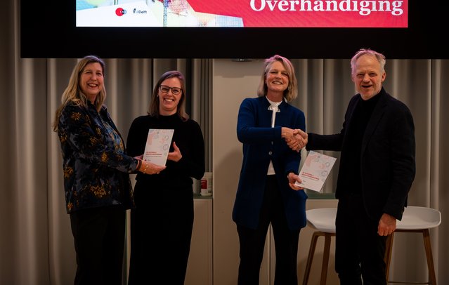 Overhandiging RIA-publicatie door Ineke Lammers (bron: SKG)