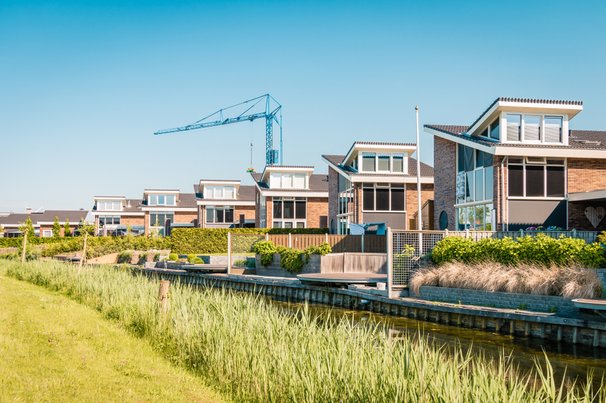 Moderne Gezinswoningen in de Nederlandse Buitenwijken door fokke baarssen (bron: shutterstock)