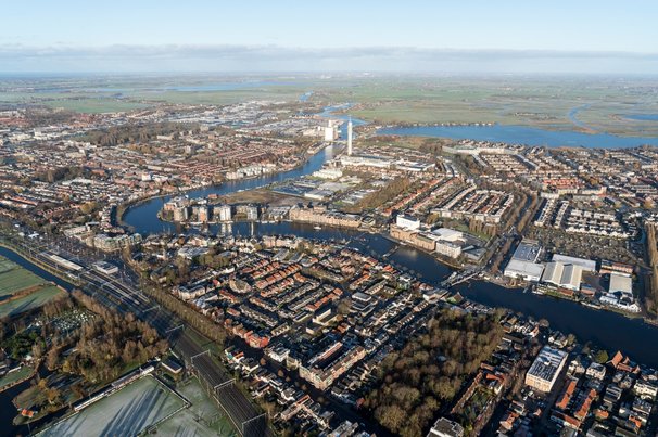 Winterse luchtfoto van de Zaan en de nieuwe Zaanbrug bij Wormerveer door Aerovista Luchtfotografie (bron: shutterstock)