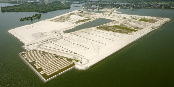 Luchtfoto IJburg, ontwikkeling Strandeiland door gemeente Amsterdam (bron: gemeente Amsterdam)