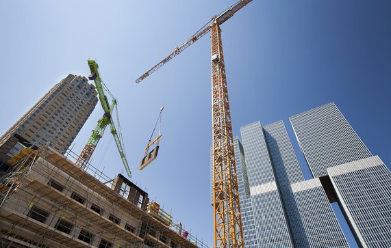 Kraan hijst een muur op een bouwplaats in Rotterdam door Peter de Kievith (bron: Shutterstock)