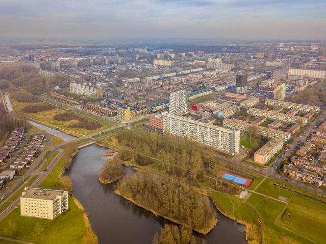 Luchtfoto van Groningse wijk Vinkhuizen uit 2019 door Rudmer Zwerver (bron: Shutterstock)