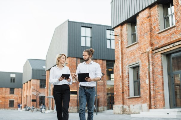 Wandelaars naast huizen door SofikoS (bron: Shutterstock)