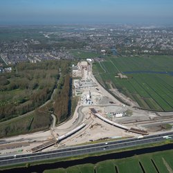 Luchtfoto van de N434 in Leiden door Aerovista Luchtfotografie (bron: Shutterstock)