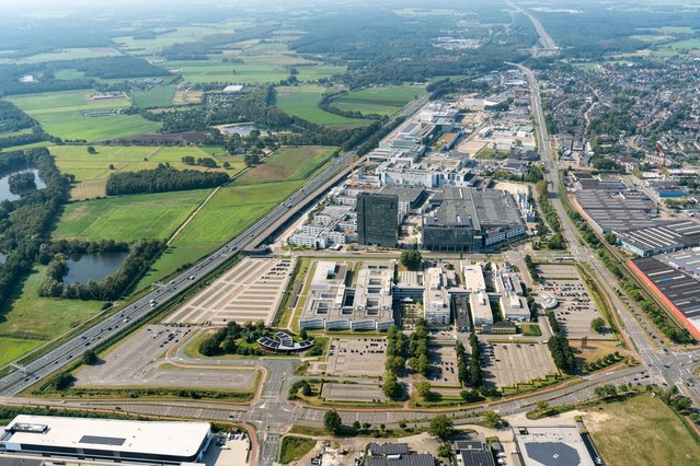 Luchtfoto van het ASML-hoofdkantoor, een Nederlands hightechbedrijf en een van de belangrijkste leveranciers van machines voor de halfgeleiderindustrie om computerchips te maken. door Aerovista Luchtfotografie (bron: Shutterstock)