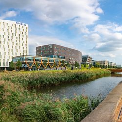 Panorama van Hoofddorp met gracht en moderne gebouwen door Milos Ruzicka (bron: Shutterstock)