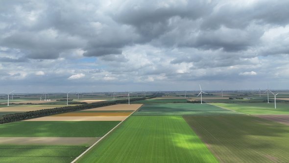 Luchtfoto polderlandschap met windmolens door Arun Viswam (bron: Shutterstock)