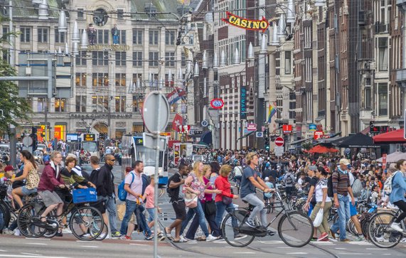 People crossing the street at Damrak in Amsterdam door 4kclips (bron: Shutterstock)