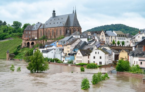 Wateroverlast in Saarburg, Duitsland door Berit Kessler (bron: Shutterstock)