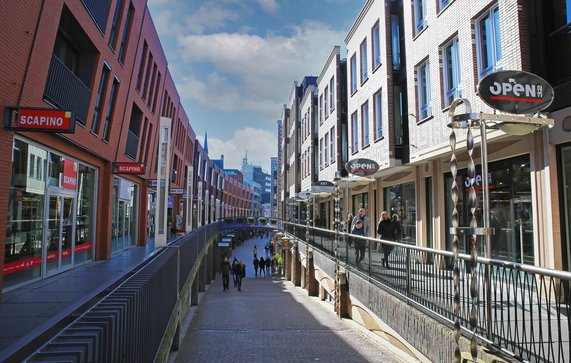 Nijmegen (Marikenstraat), Netherlands - February 27. 2022: View on pedestrian shopping street with people on sunny winter day door Ralf Liebhold (bron: Shutterstock)