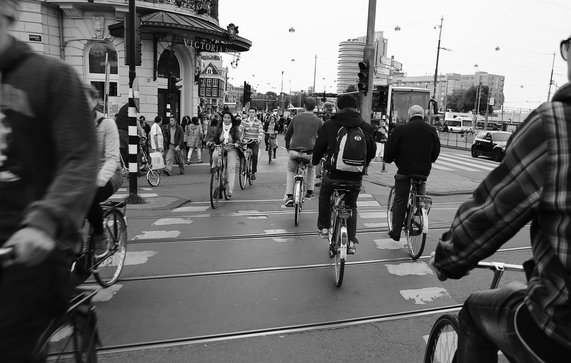 Fietsers in Amsterdam door Peter B. (bron: Flickr)