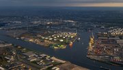 Luchtfoto van de haven van Amsterdam door Thomas Roell (bron: shutterstock)