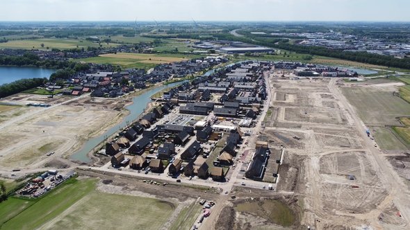 Luchtfoto van een Nederlands nieuwbouwproject door GLF Media (bron: shutterstock)