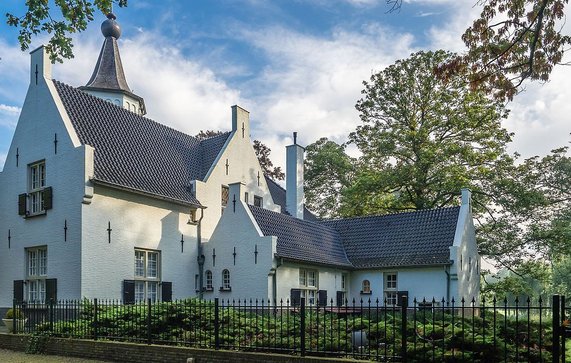 Achterzijde van 'Kasteel' Cranendonck te Soerendonk door Frans Berkelaar (bron: Wikimedia)