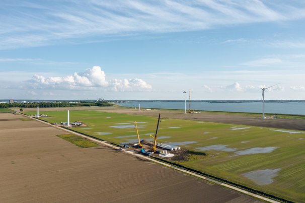Constructie windmolens in Almere Pampus, Flevoland door Pavlo Glazkov (bron: Shutterstock)