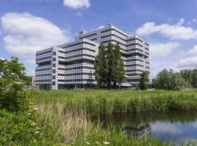 Buitenaanzicht van het Nederlandse hoofdkantoor van IBM, Amsterdam door www.hollandfoto.net (bron: Shutterstock)