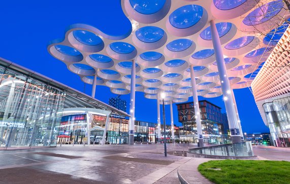 Utrecht Centraal Station vanaf het Stationsplein met winkelcentrum Hoog Catharijne. door Sean Pavone (bron: Shutterstock)