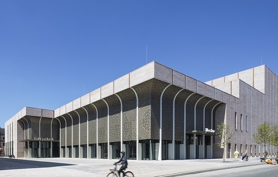 Nieuwe pand Theater Zuidplein door TheaterZuidplein (bron: Wikimedia)