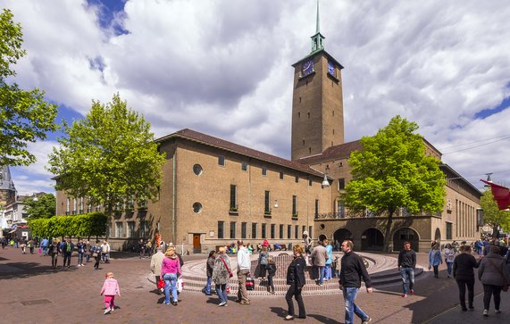 Gemeentehuis Enschede door www.hollandfoto.net (bron: Shutterstock)