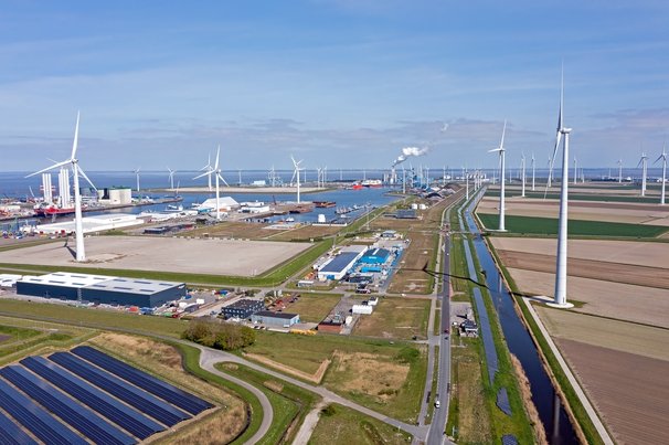 Luchtfoto van windmolens in de Eemshaven door Steve Photography (bron: Shutterstock)