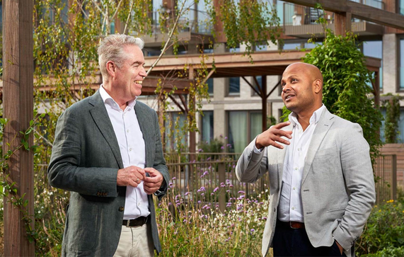 Patrick Joosen (links) en Niraj Sewraj (rechts) bij het nieuwe, groene woongebied Proeftuin Erasmusveld in Den Haag. Met de PPS, Ontwikkelcombinatie Wateringse Veld, werkt BPD hier samen met de gemeente Den Haag aan circa 370 woningen. door Raymond de Vries (bron: BPD)