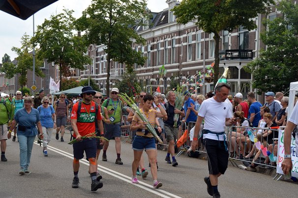 Aankomst deelnemers van de Vierdaagse Nijmegen 2019 door Roger Veringmeier (bron: Wikimedia)