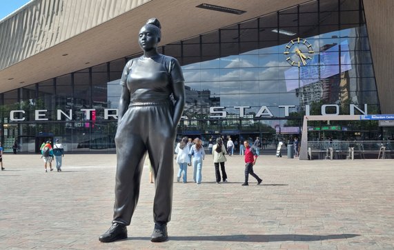 Het vier meter hoge Moments Contained van Thomas J Price op het plein voor treinstation Rotterdam Centraal. door Agnes Franzen (bron: Agnes Franzen)