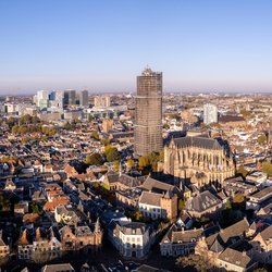 Luchtfoto zonsopkomst Rotterdam door Maarten Zeehandelaar (bron: shutterstock.com)