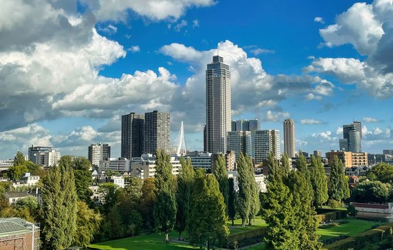 Skyline van Rotterdam door oliverdelahaye (bron: Shutterstock)