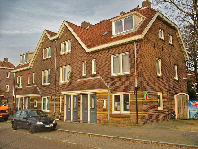 Woningen in de polder Buiksloterham, Amsterdam-Noord.  Van der Pekbuurt, Ranonkelkade door A. Bakker (bron: Wikimedia Commons)