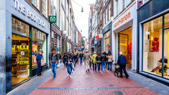 Winkelstraat in Amsterdam door Harry Beugelink (bron: Shutterstock)