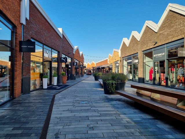 Uitzicht op Amsterdam The Styles outlets winkelcentrum nabij Amsterdam, Nederland. door minhanphotos (bron: Shutterstock)