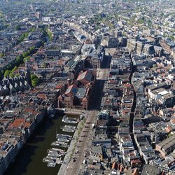 Luchtfoto Damrak, Amsterdam door GLF Media (bron: Shutterstock)