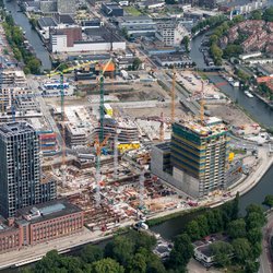 Wolkenkrabber Overhoek Woontoren en het historische gebouw van de Amsterdamse Hogeschool voor de Kunsten. door Aerovista Luchtfotografie (bron: shutterstock)