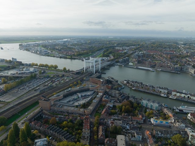 De Spoorbrug in Dordrecht door Make more Aerials (bron: Shutterstock)