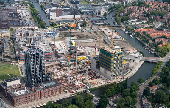 Wolkenkrabber Overhoek Woontoren en het historische gebouw van de Amsterdamse Hogeschool voor de Kunsten. door Aerovista Luchtfotografie (bron: shutterstock)