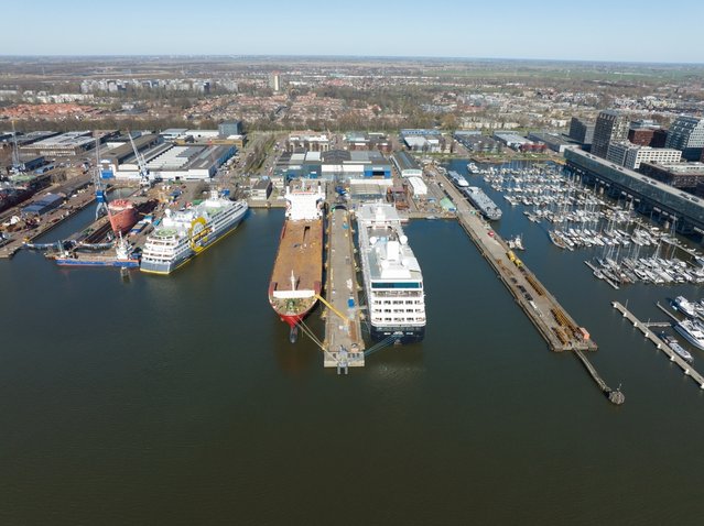 Luchtfoto van de haven met Damen Shiprepair Amsterdam door Make more Aerials (bron: Shutterstock)