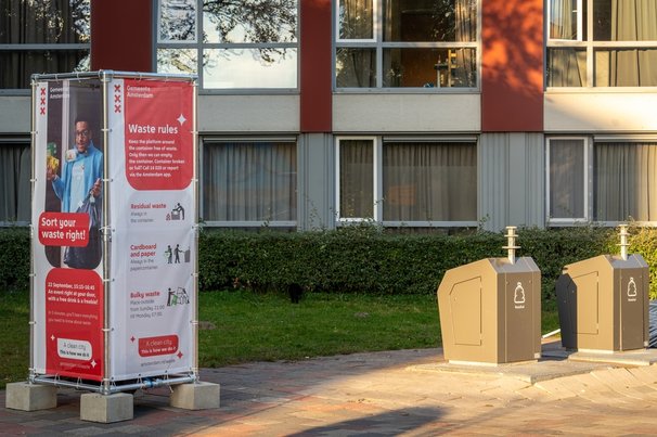 Afvalsorteerregels infobord naast stedelijke ondergrondse vuilnisbakke door Milos Ruzicka (bron: Shutterstock)