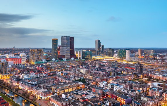 The Hague, Netherlands city centre skyline at twilight door Sean Pavone (bron: Shutterstock)