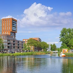 Piushavenlandschap, een uitgestrekt gebied grenzend aan de binnenstad van Tilburg. Het gebied ontwikkelt zich van een voormalige industriehaven naar een levendige verstedelijkte omgeving aan het water. door TonyV3112 (bron: Shutterstock)