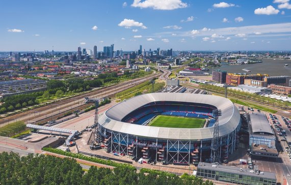 De Kuip, Rotterdam door uslatar (bron: Shutterstock)