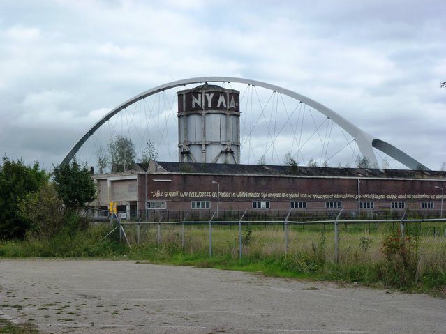 NYMA-watertoren en brug De Oversteek, Nijmegen door Havang(nl) (bron: Wikimedia Commons)