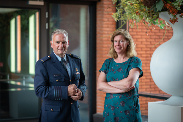 kolonel Jos van der Leij en Saskia Ferf Jentink door Ministerie van Defensie (bron: Ministerie van Defensie)